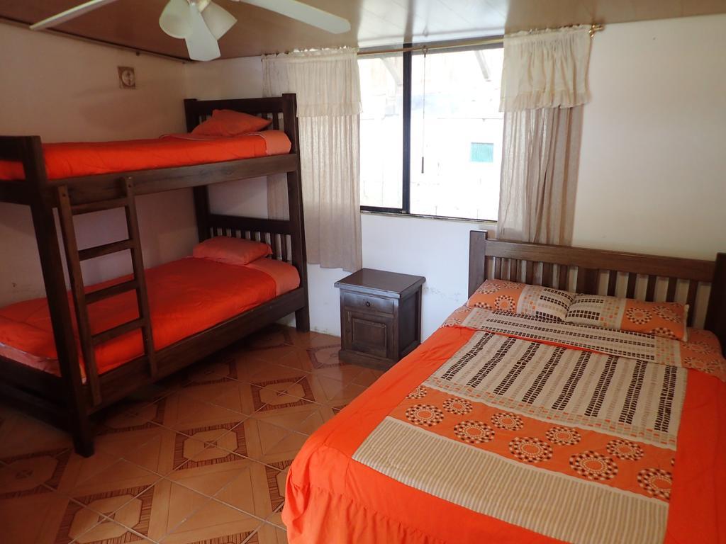 Hostal Henrry'S Hotel Mindo Ngoại thất bức ảnh